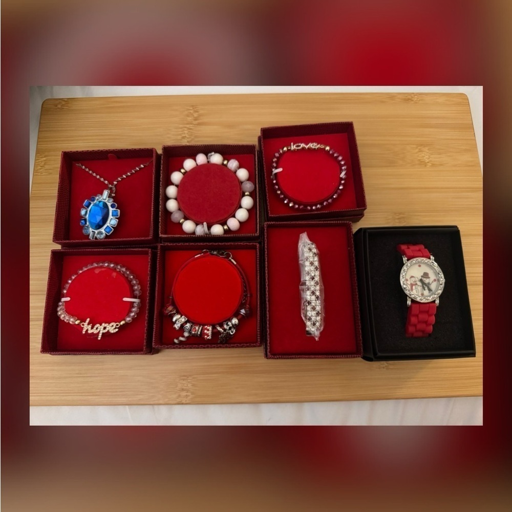 Bracelets, Necklaces & Watches - 23 pieces mixed of styles pictured